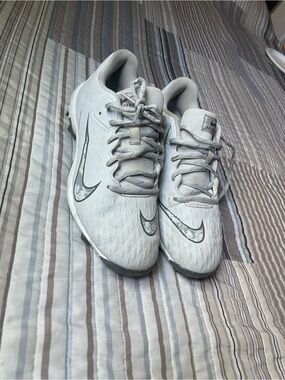 Nike Kids White and Gray softball shoes